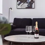 Apartment Stylish New-build, Free Parking, 20-minute Walk To Centre