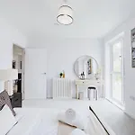 Stylish New-build, Free Parking, 20-minute Walk To Centre