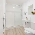 Apartment Stylish New-build, Free Parking, 20-minute Walk To Centre *