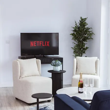 Stylish New-build, Free Parking, 20-minute Walk To Centre *