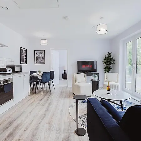 Stylish New-build, Free Parking, 20-minute Walk To Centre アパート