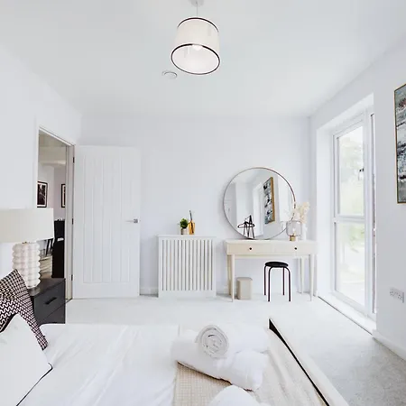 Stylish New-build, Free Parking, 20-minute Walk To Centre